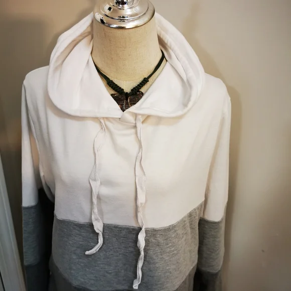 3/$30  Color Block Hoodie in White and Gray （Large) - Picture 6 of 6